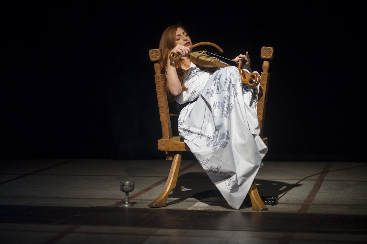 Bojana S. Knežević “A Queen of Montenegro - Guslarske minijature”, performans u CZKD Centru, foto Srđan Veljović, 2021